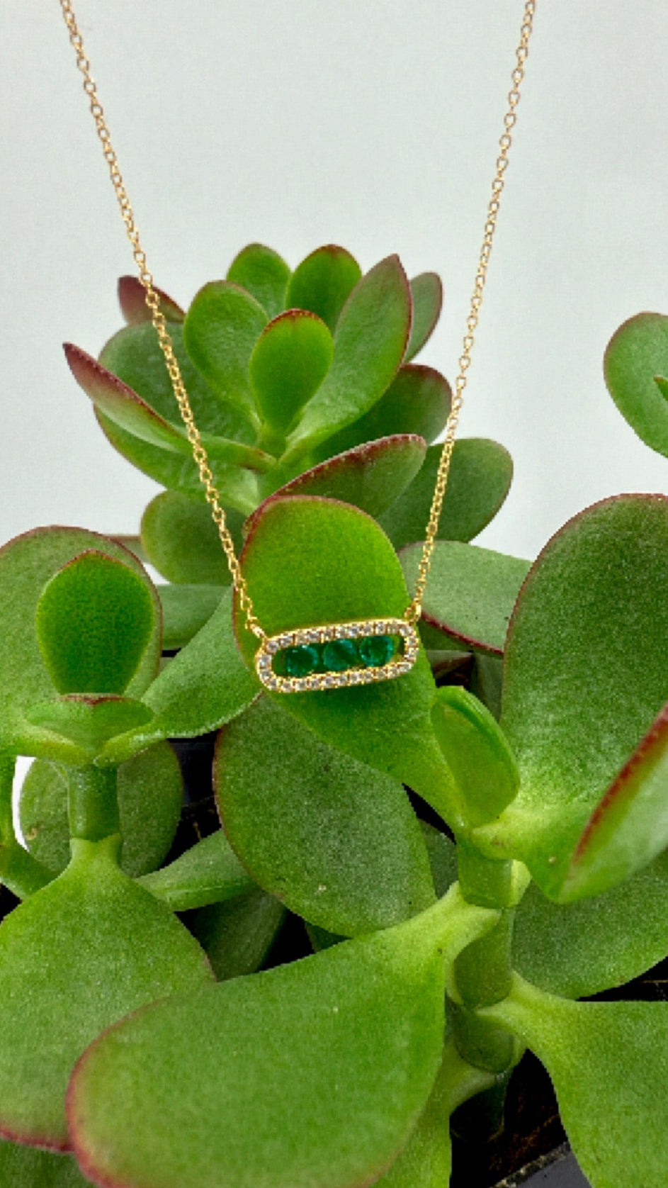 14k YELLOW GOLD NATURAL EMERALDS AND DIAMONDS LADIES NECKLACES ROUND BAR NECKLACE DIA=0.10 CS=0.25